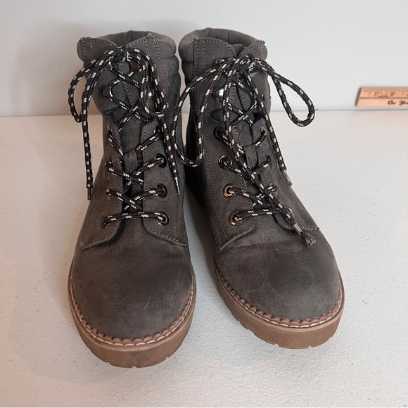Austin Trading Co. Gray Faux Suede Ankle Boots Lace Up Rubber Sole Women Size 9M - Picture 2 of 13